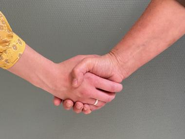 to mennesker der giver hånd